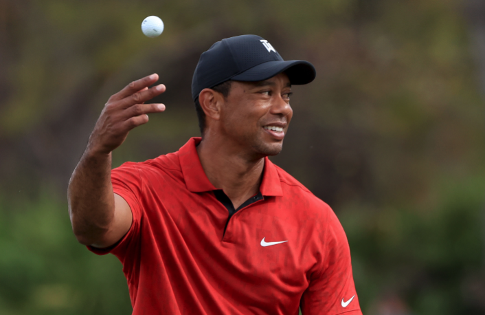Golf Legend Tiger Woods Becomes a Caddie, Fans Left Speechless!